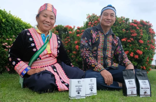 После обмена мака на кофейные зерна Туа Джангарун (справа) и его жена Мхи теперь выращивают и перерабатывают кофе собственной марки. Фото: Тибор Краус